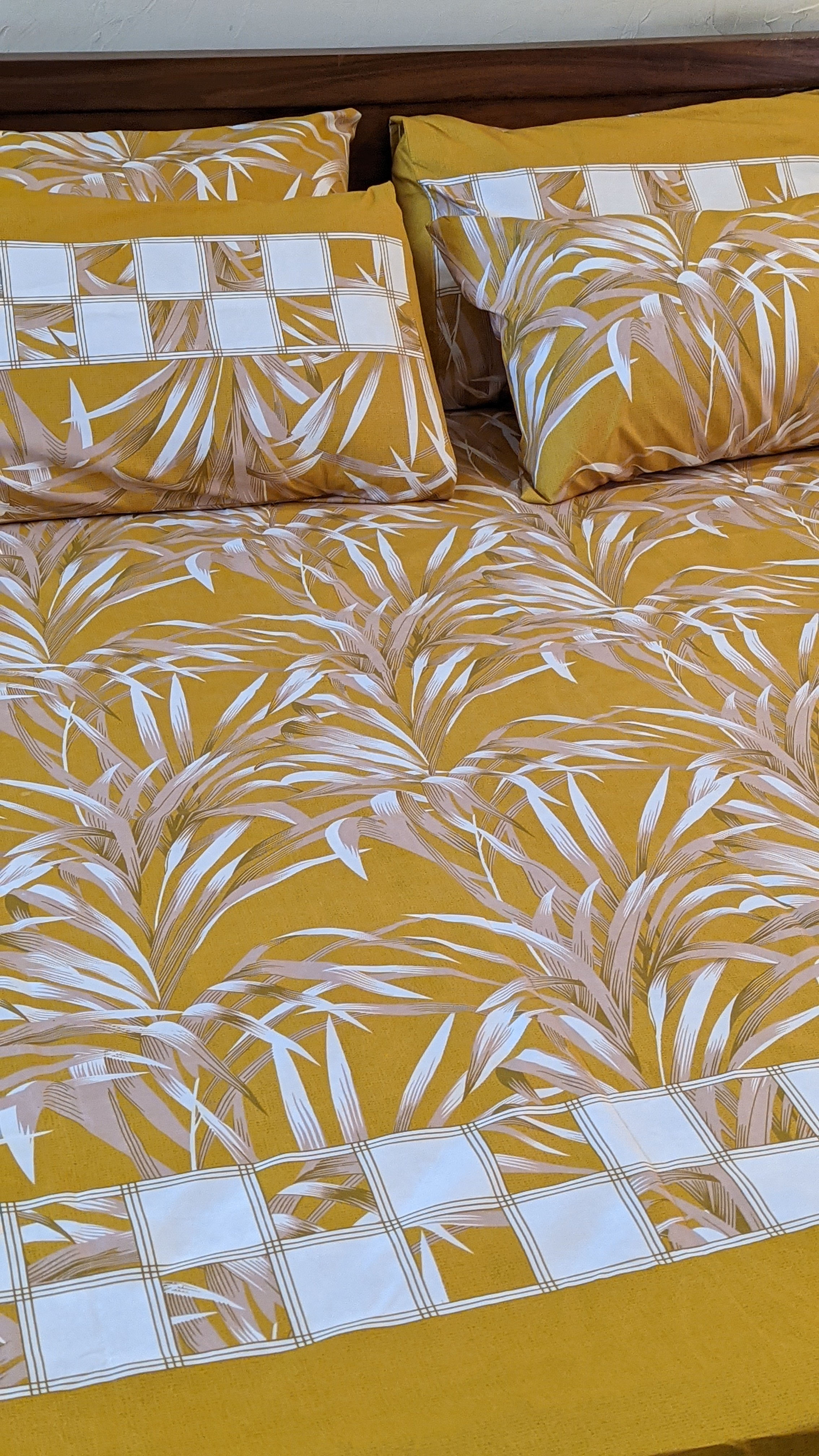 Crystal Cotton Bedsheet with 2 pillow covers