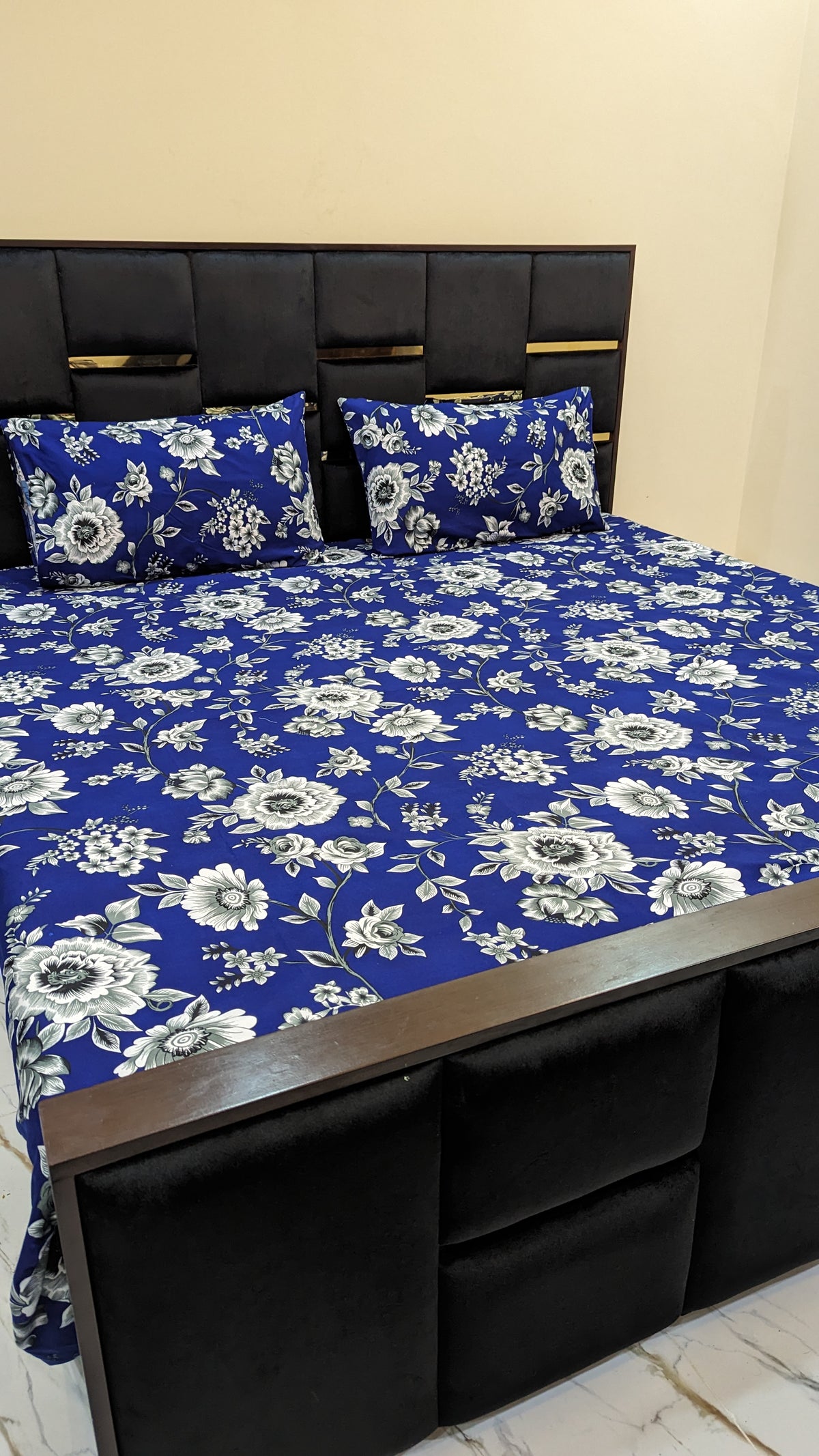 Crystal Cotton Bedsheet with 2 pillow covers